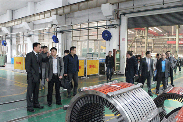 西瑪電機總經(jīng)理楊天利帶領(lǐng)各位供應商代表參觀(guān)廠(chǎng)區 西瑪電機總經(jīng)理楊天利帶領(lǐng)各位供應商代表參觀(guān)廠(chǎng)區